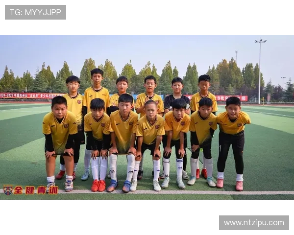 几个小孩兴奋地围观足球明星的精彩表演与梦想追逐